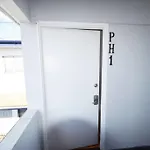 Hollywood Business Apartments