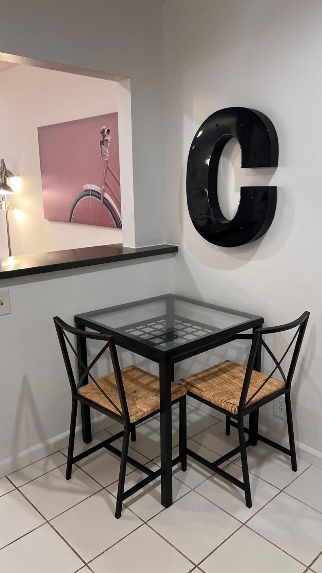 Hollywood Business Apartment *